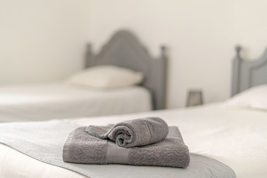 Roupa de banho tratada e quarto pronto a receber hóspedes