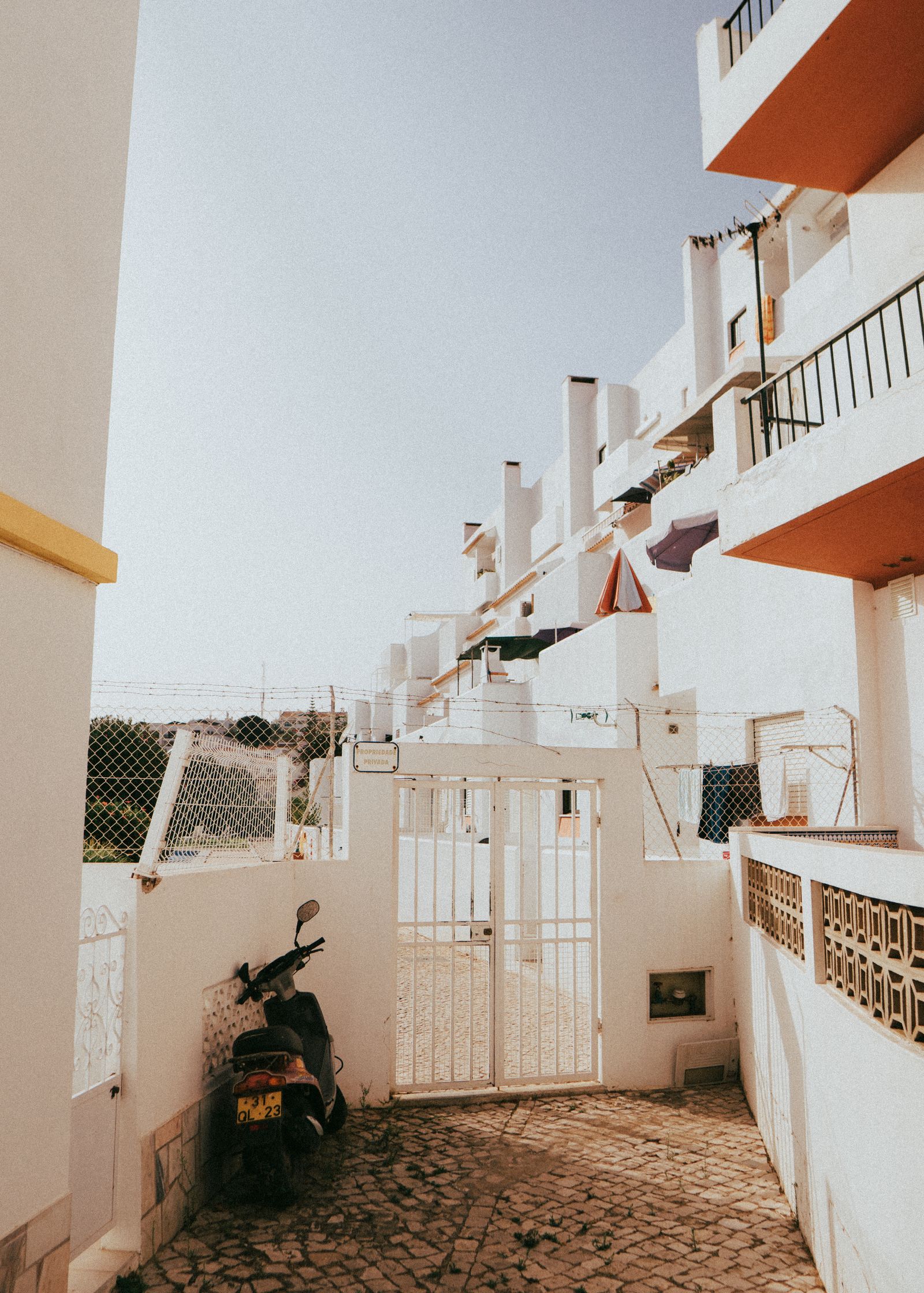 Rua tradicional com casas caiadas no Algarve