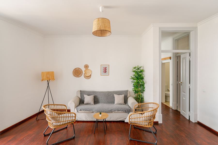 Sala remodelada com soalho de madeira recuperado