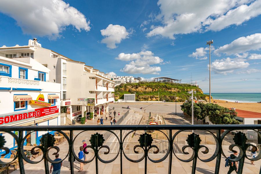 Varanda com vista de mar num apartamento em gestão de alojamento local