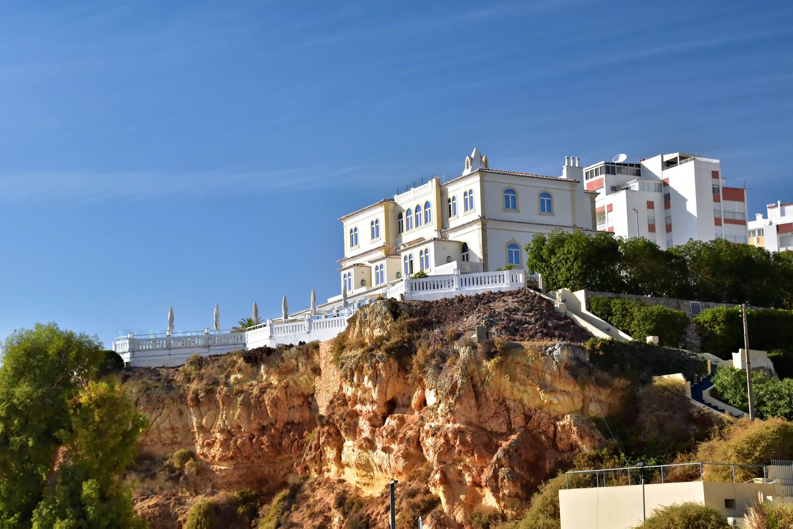 Villa algarvia junto às falésias e ao mar